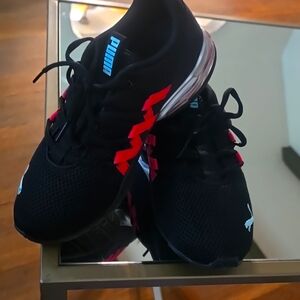 Tennis shoes